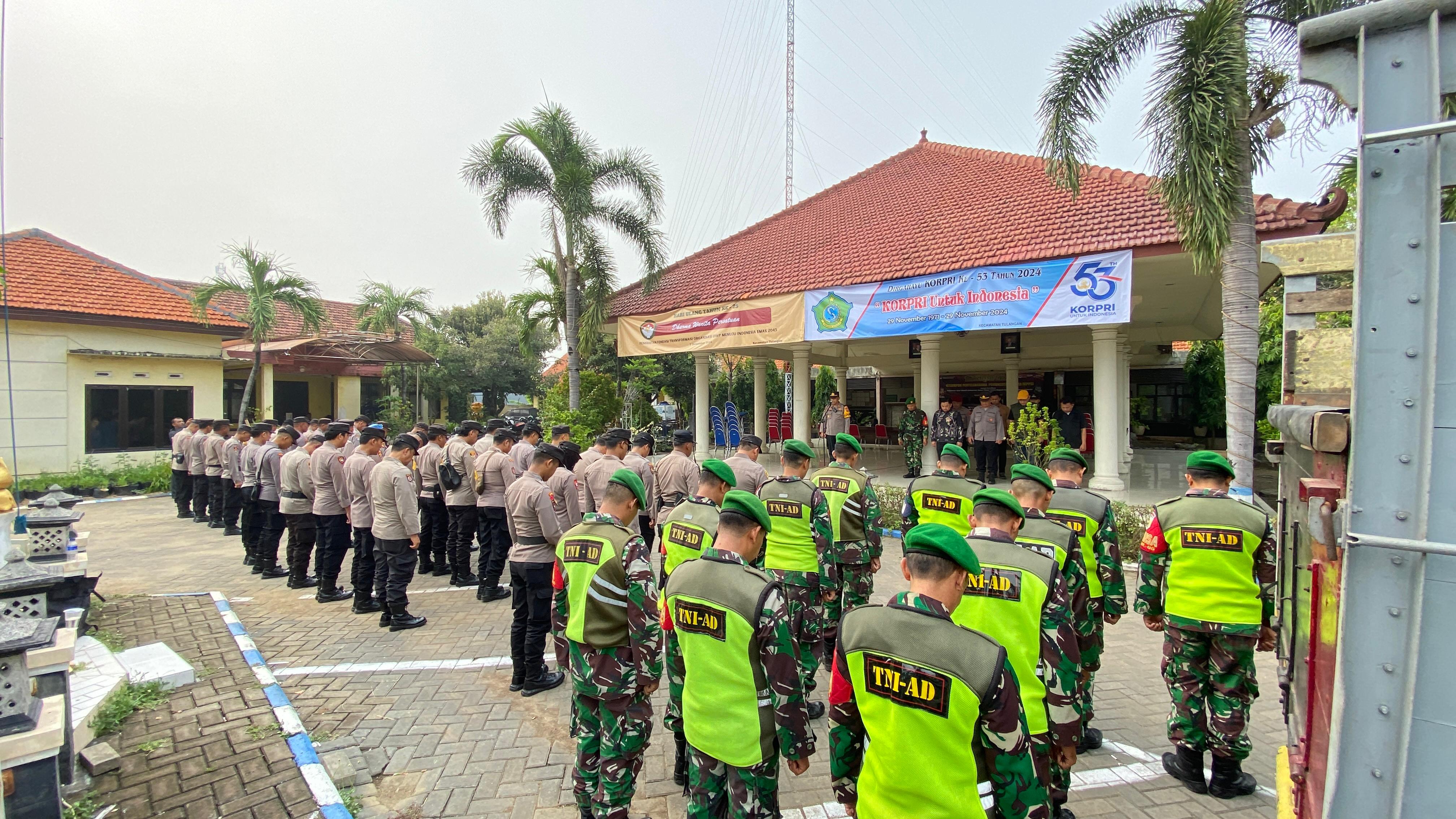 Danramil 0816/05 Tulangan dan Kapolsek Bersinergi, Pendistribusian Logistik Pilkada Yakinkan Aman dan Lancar
