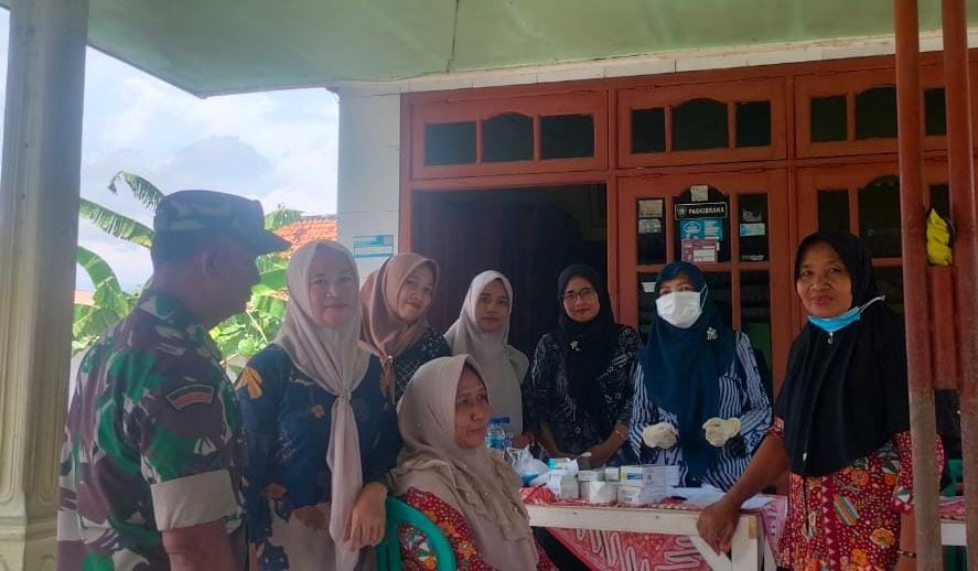 Wujud Kepedulian Babinsa Desa Kalimati Koramil 0816/11 Tarik, Dampingi Bidan Desa Berikan Pengobatan Gratis