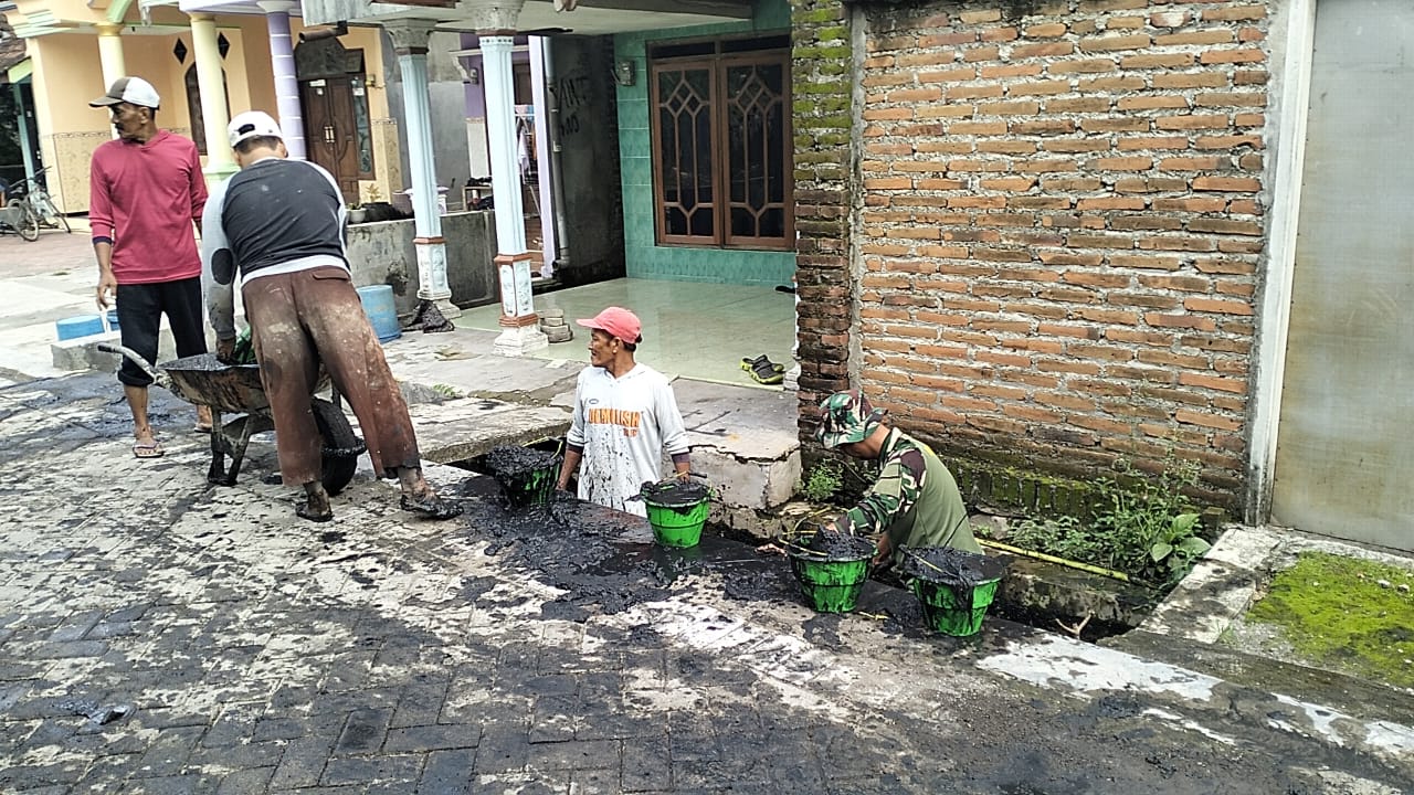 Gotong Royong Sinergi, Forkopimka Krembung Gelar Kerja Bakti di Desa Keper
