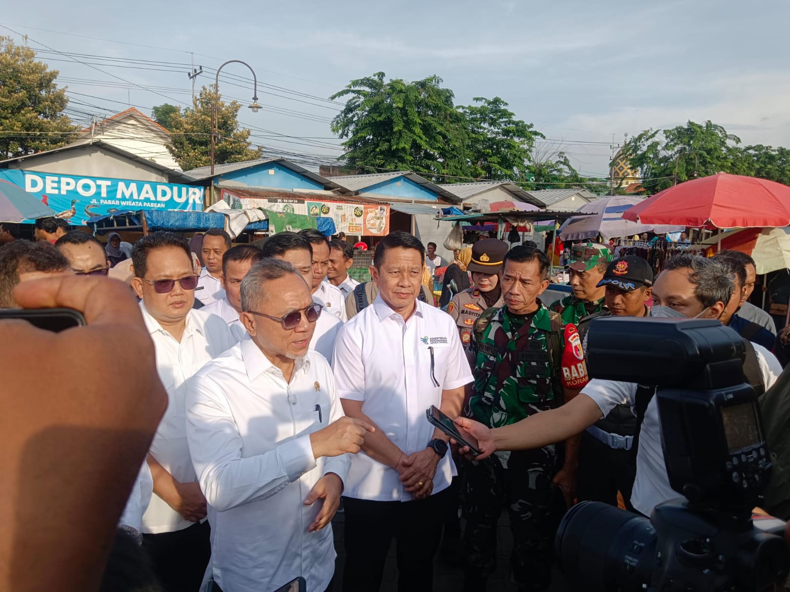 Danramil 0816/18 Sedati Dampingi Menteri Perdagangan Sidak Pasar Wisata
