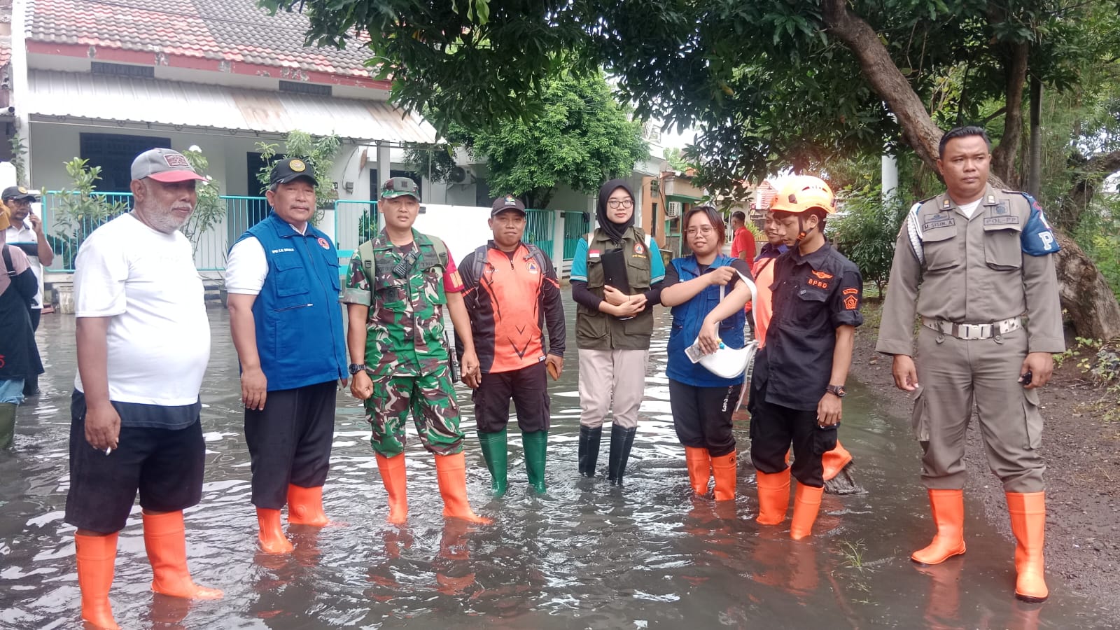 Danramil 0816/16 Waru Dampingi Sekda Sidoarjo Tinjau Lokasi Banjir di Desa Medaeng, Bukti Nyata Kepedulian Pemerintah dan TNI