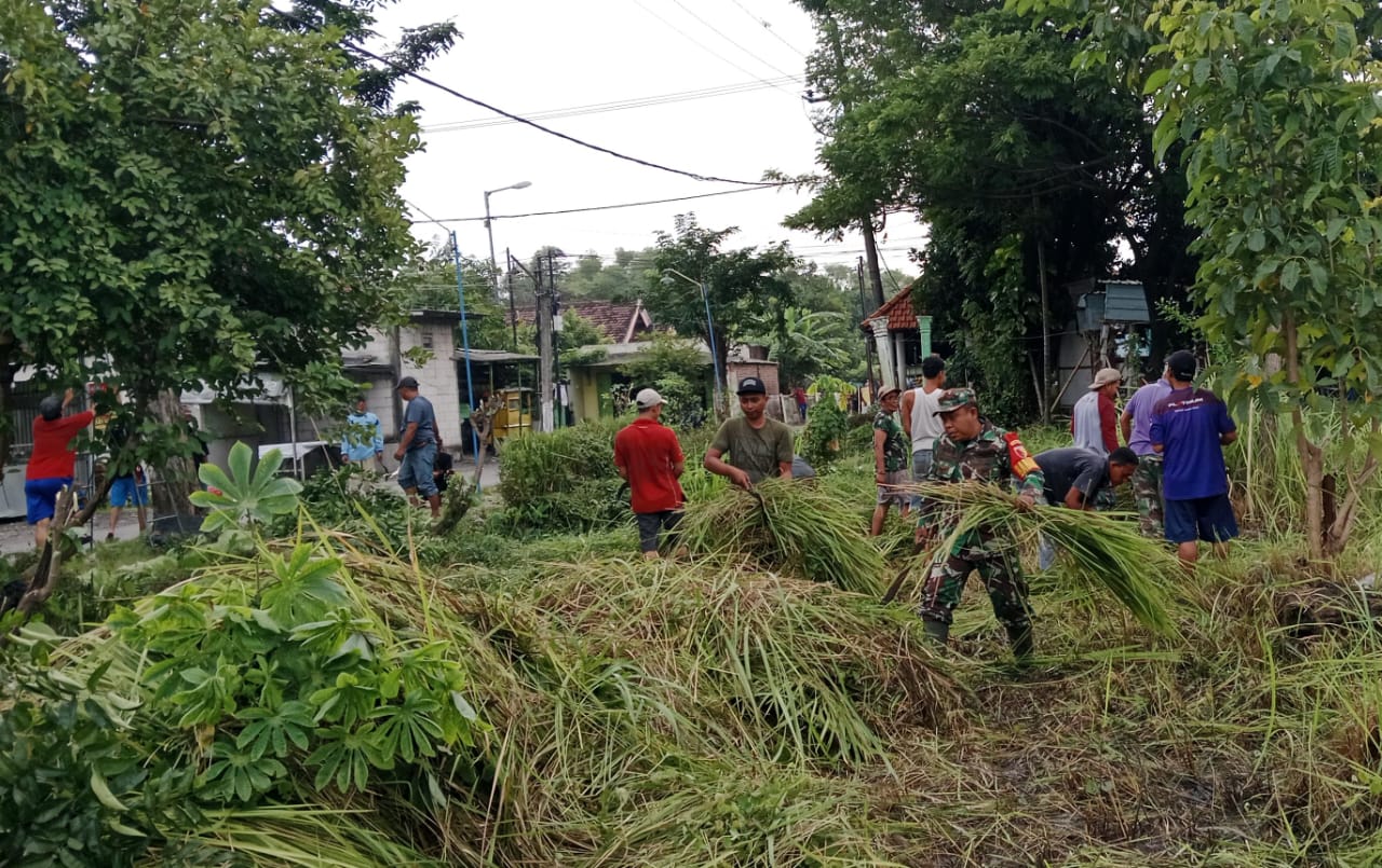 Semangat Gotong Royong, Babinsa Koramil 0816/09 Krian Serda Suhendri Bersama Warga Barengkrajan Gelar Kerja Bakti