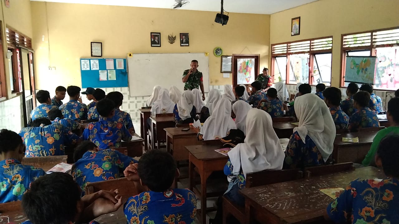 Tanamkan Disiplin dan Cinta Tanah Air, Babinsa Koramil 0816/13 Wonoayu Beri Materi Gasing di SMP Dharma Wanita Persatuan 17