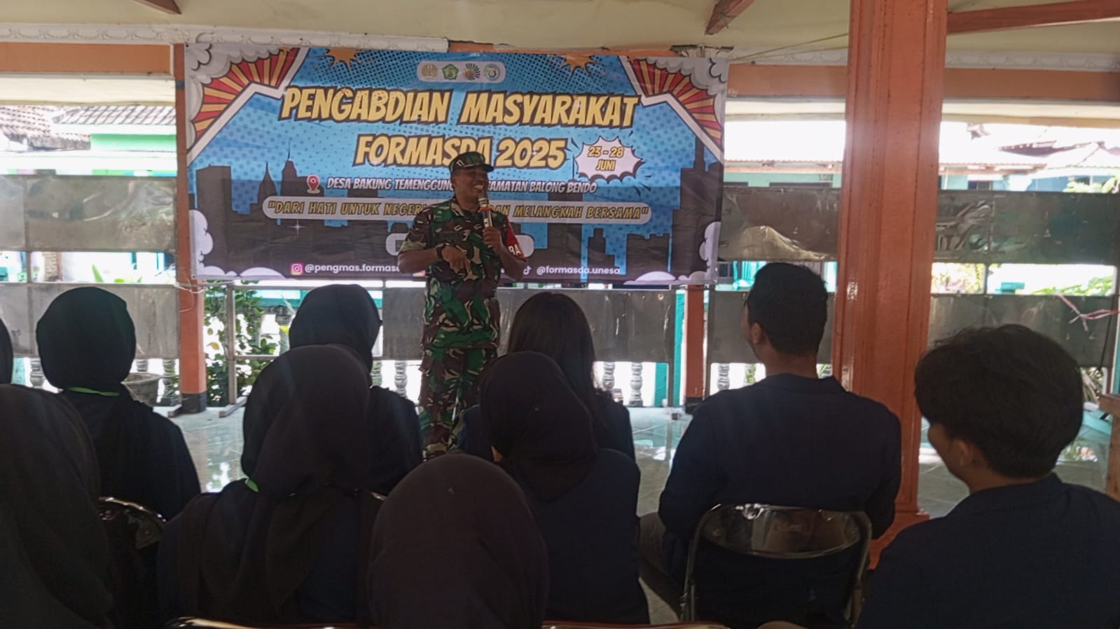 Dari Hati untuk Negeri, Tumbuh dan Melangkah Bersama : Babinsa Balongbendo Dukung Aksi Pengabdian Mahasiswa UNESA di Desa Bakung Temenggungan