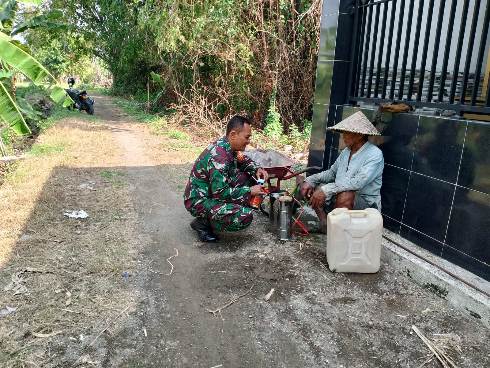 Semangat Babinsa Sertu Tri Andoyo dan Petani Sidoarjo Menjaga Ketahanan Pangan Nasional