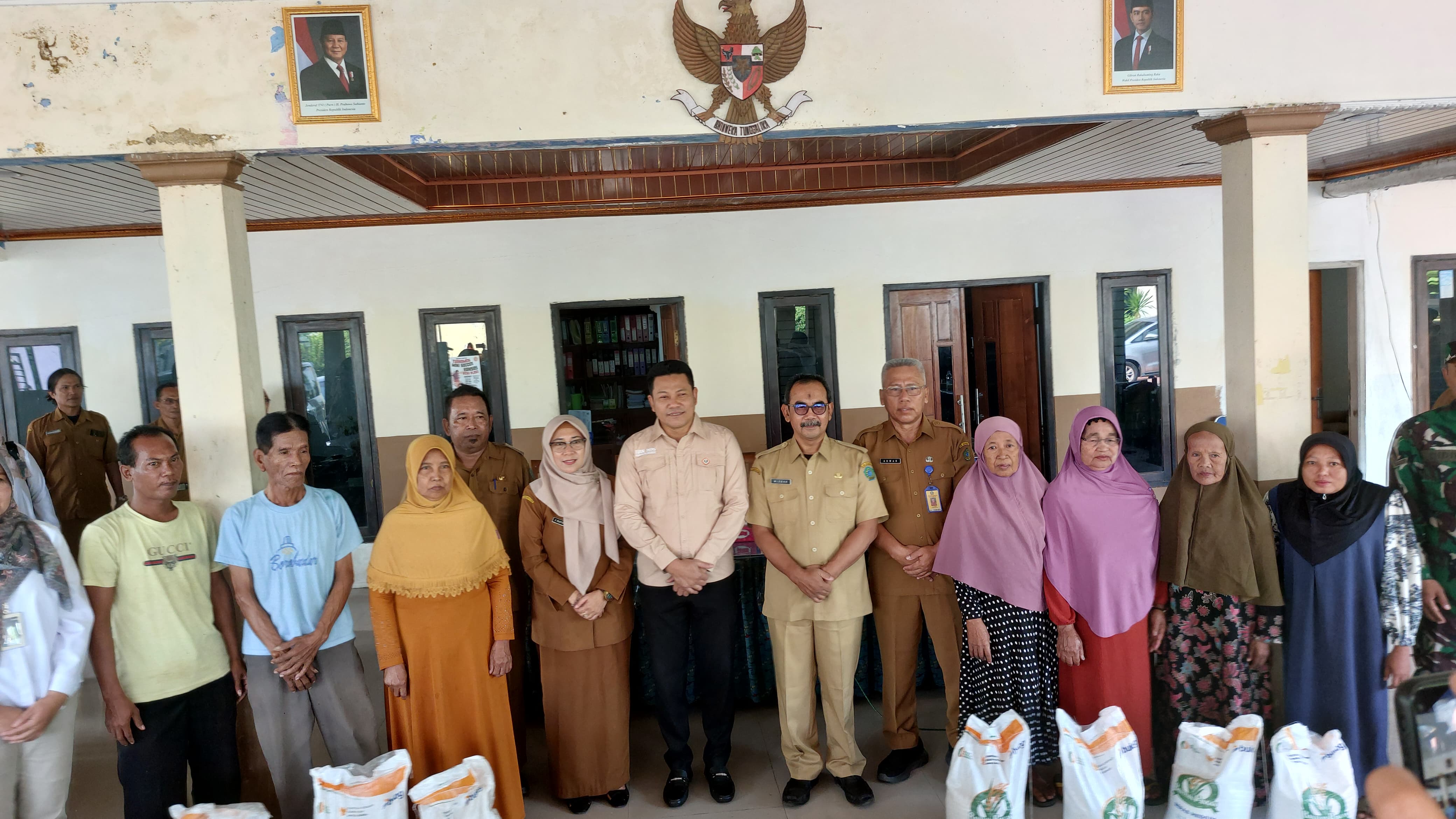 TNI Hadir untuk Rakyat, Babinsa Wonoayu Dampingi Bupati Sidoarjo Salurkan Bantuan Pangan di Desa Ploso