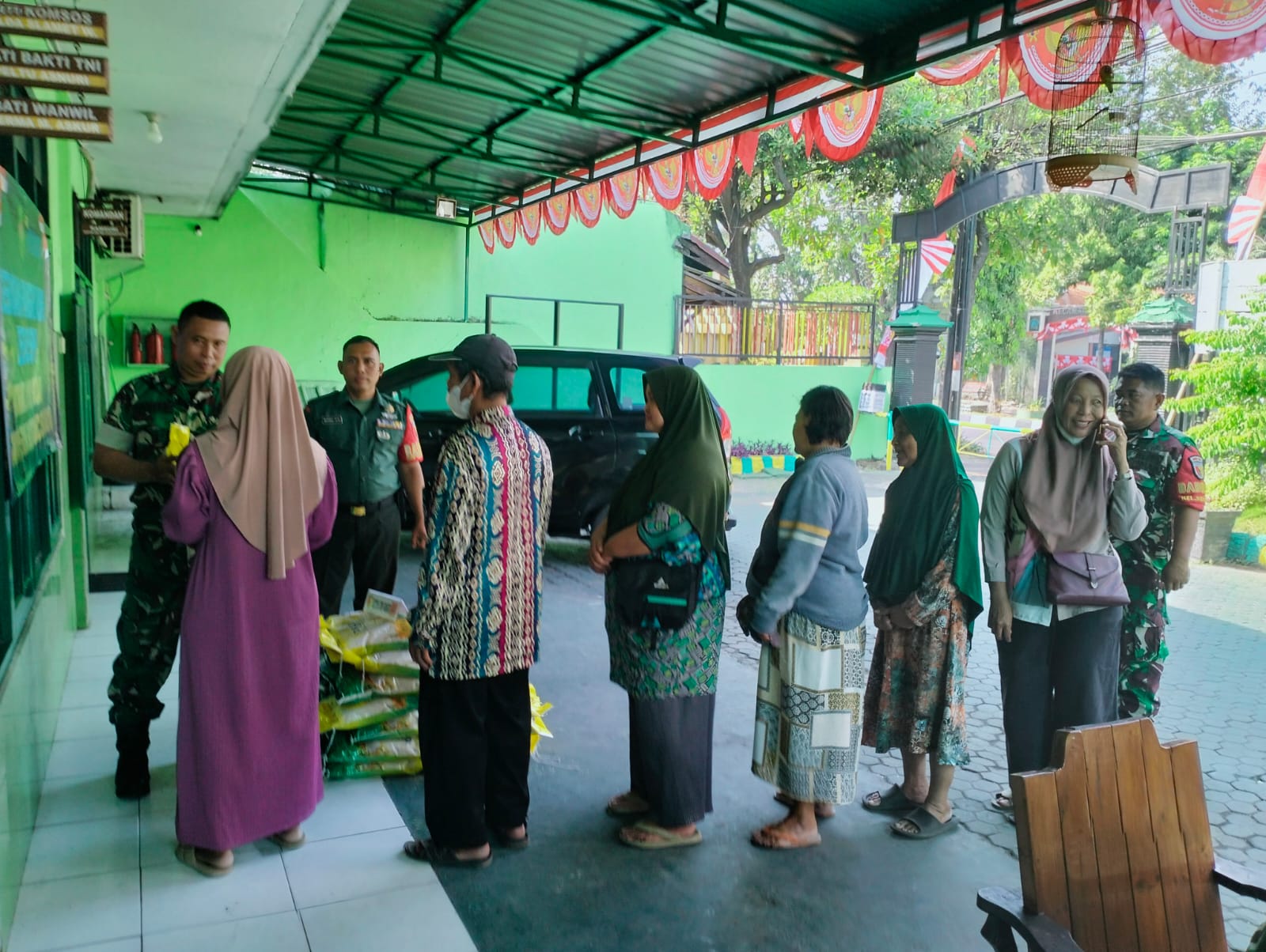 Ringankan Beban Warga, Koramil 0816/01 Sidoarjo Salurkan 1 Ton Beras Murah SPHP dari Bulog