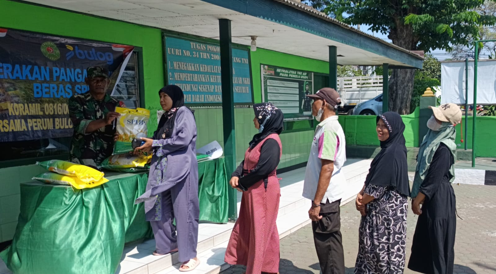 Sinergitas TNI dan Bulog dalam Penjualan Beras SPHP Wujud Kepedulian Terhadap Ketahanan Pangan Nasional