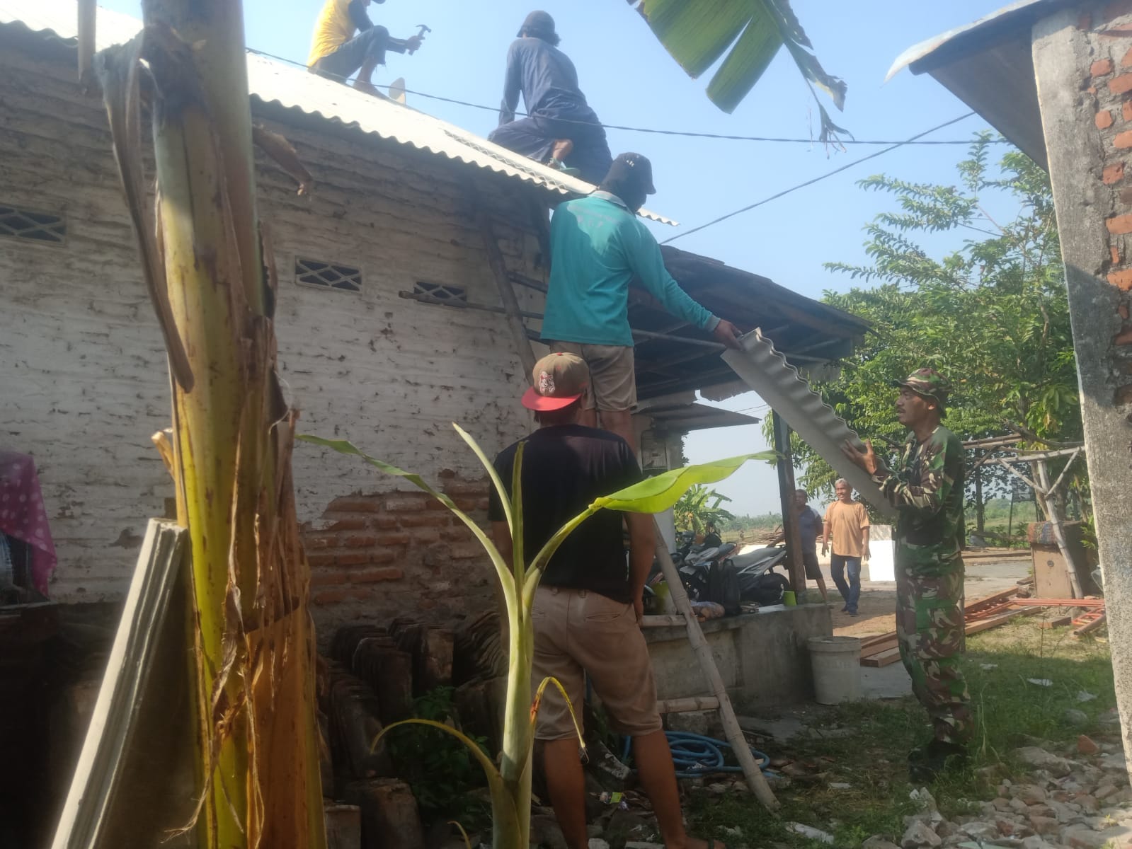 TNI dan warga membangun Negeri, Koramil 0816/07 Krembung dampingi rutilahu di Tiga Desa