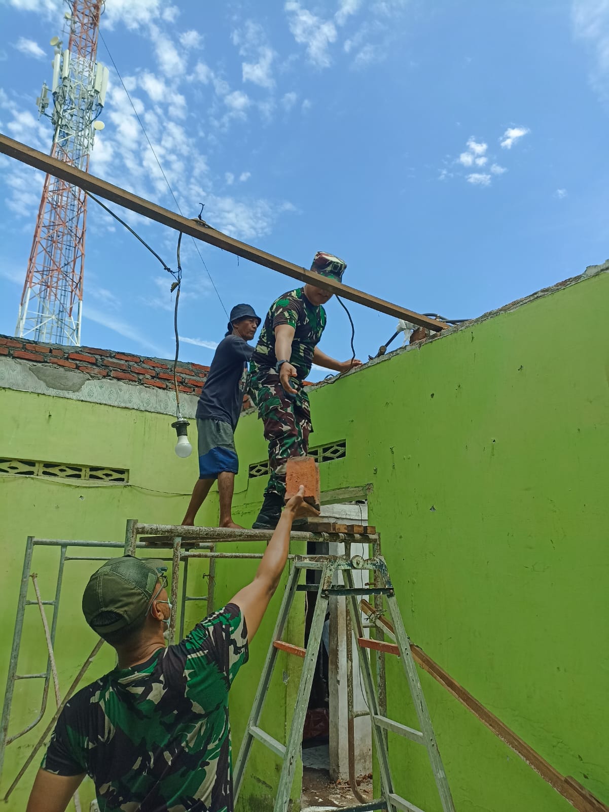 Batuud Koramil 0816/16 Waru Dampingi Program RUTILAHU: TNI Bersama Warga Wujudkan Hunian Layak demi Kehidupan Lebih Sejahtera