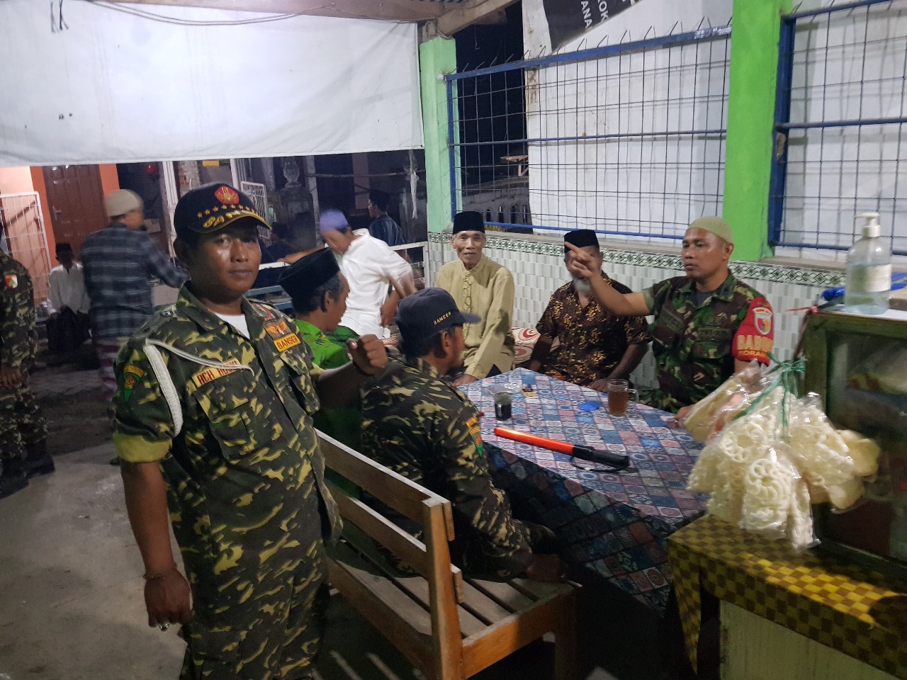 Babinsa Koramil 0816/07 Krembung Patroli Siskamling Bersama Warga Lemujut: Wujudkan Lingkungan Aman, Rukun, dan Kompak