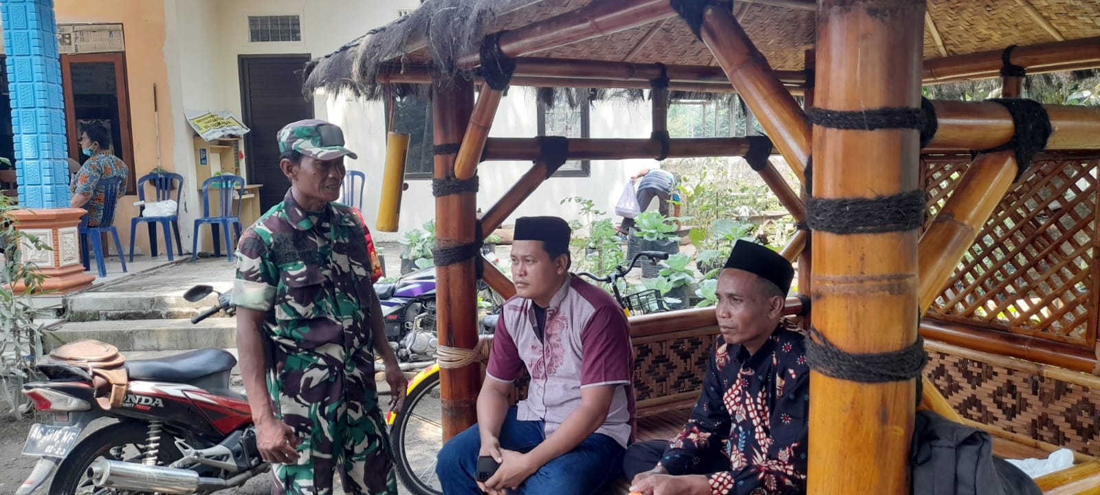 Babinsa Sertu Zaenal Arifin Gelar Komsos dan Patroli Siskamling di Sumokembangsri: Pererat Silaturahmi, Wujudkan Lingkungan Aman dan Kondusif