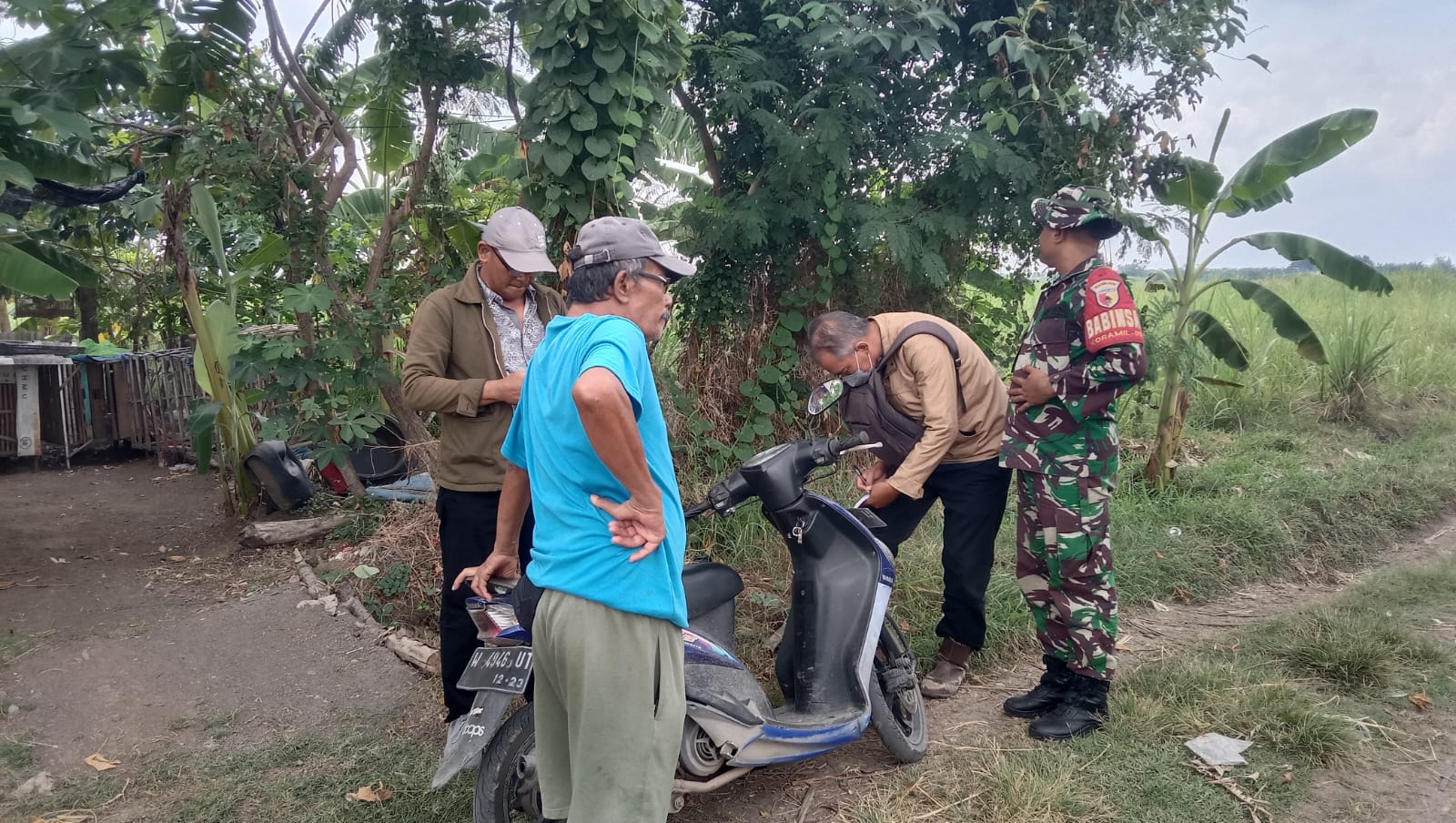 Babinsa Krian Dampingi PPL Olah Lahan Tebu Seluas 25 Hektar di Desa Sedang Mijen