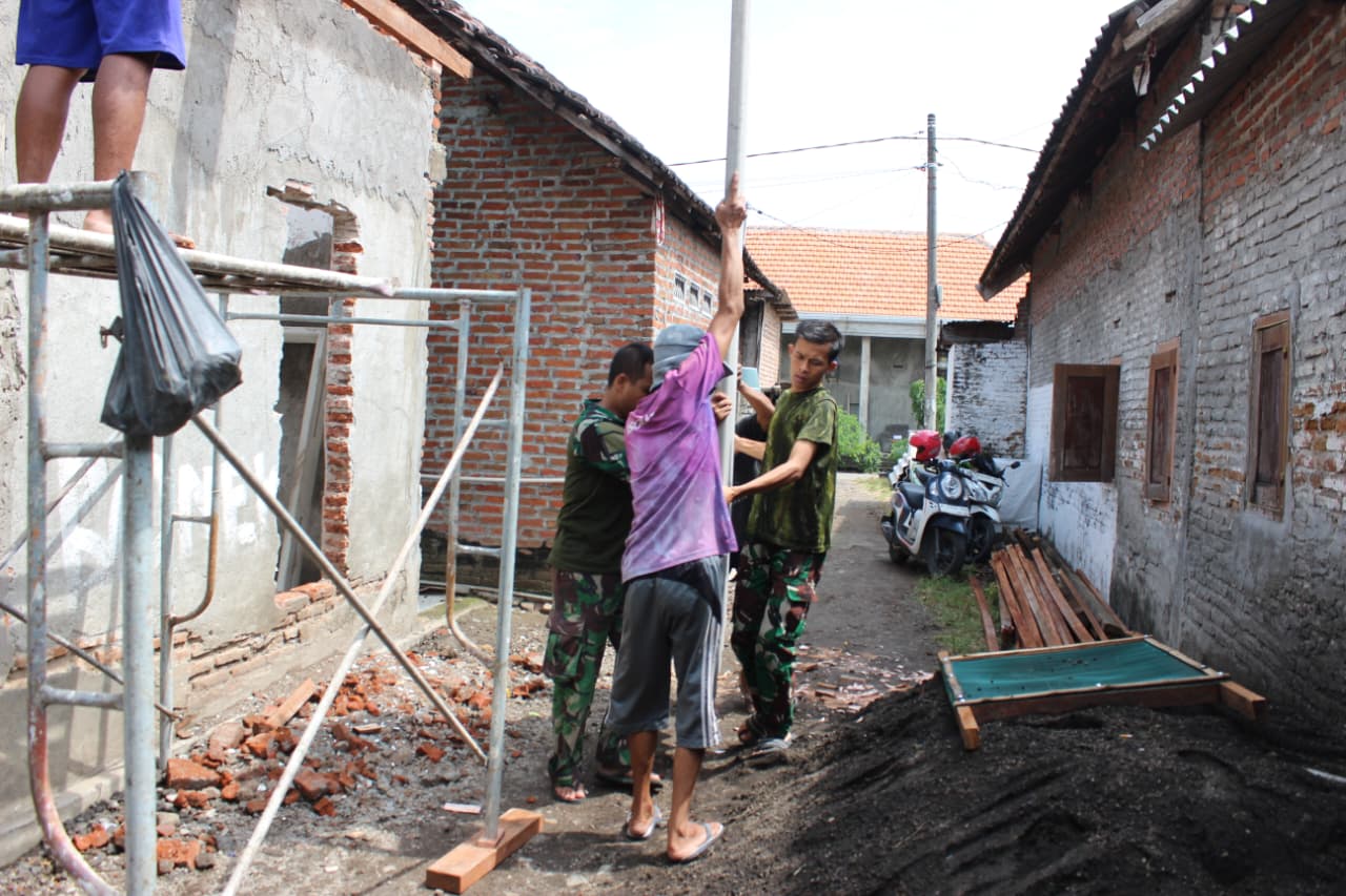 TMMD ke-126 Perbaiki Rumah Bapak Wandi: Wujud Nyata Kepedulian TNI untuk Keluarga dan Kampung
