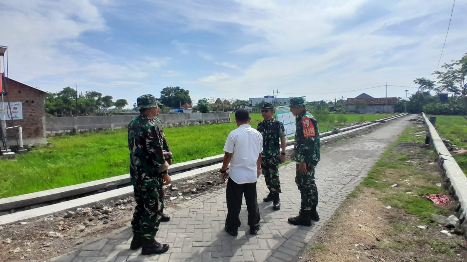 Pastikan Progres, Pabandya Bakti TNI Siterdam V/Brawijaya Tinjau Pelaksanaan TMMD ke-126 di Desa Kedondong