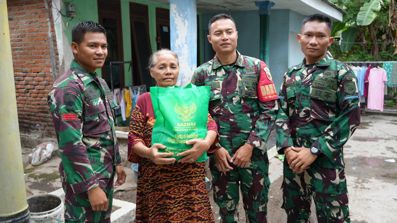 MENJELANG PENUTUPAN, SATGAS TMMD KE-126 BERIKAN BAKSOS KEPADA WARGA DESA KEDONDONG