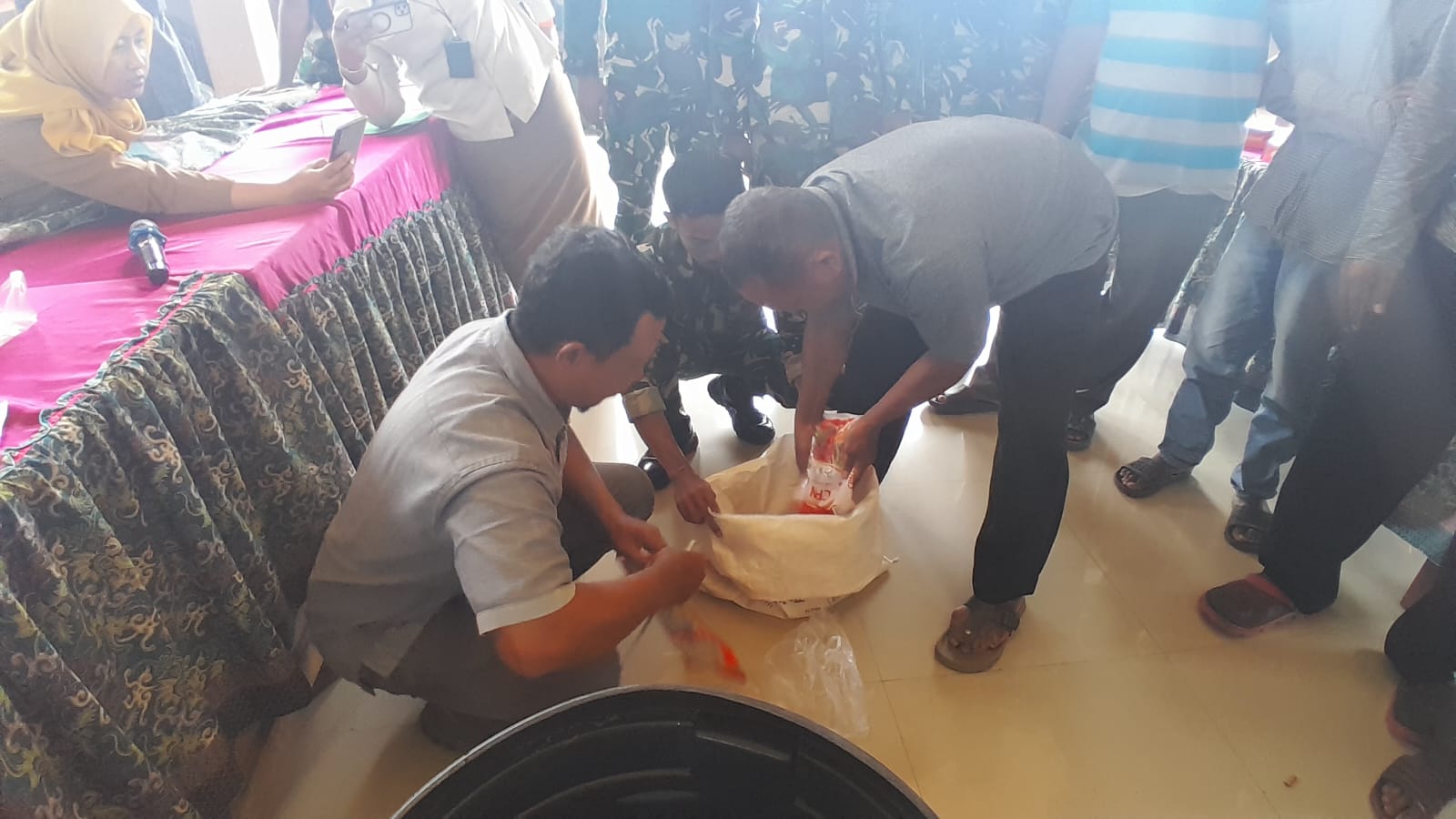 Wujudkan Pertanian Mandiri, Satgas TMMD ke-126 Kodim Sidoarjo Latih Warga Kedondong Buat Pupuk Kompos
