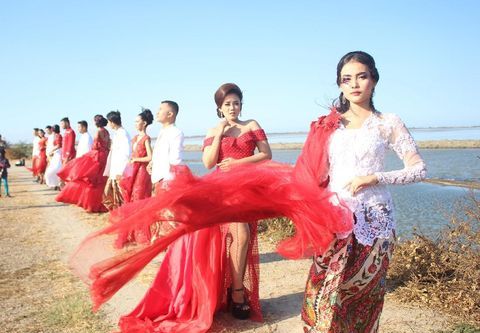 Meriahkan HUT RI, 15 Model Fashion Show di Tanggul Lumpur Sidoarjo