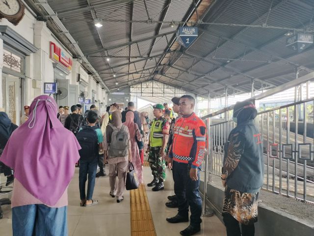 Anggota Kodim 0816/Sidoarjo Giatkan Operasi Ketupat Semeru: Pos Pengamanan, Penyekatan, dan Terpadu di Stasiun Kereta Api. 